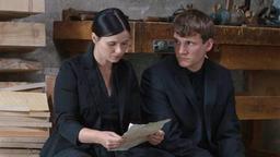 Lisa (Anna Fischer) und Hannes (Frederik Bott) schauen sich Erinnerungsstücke von ihrer verstorbenen Mutter an.