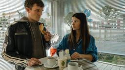 Lisa (Anna Fischer) und ihr Bruder Hannes (Frederik Bott) suchen in der Region nach Hinweisen auf den Unfallhergang.