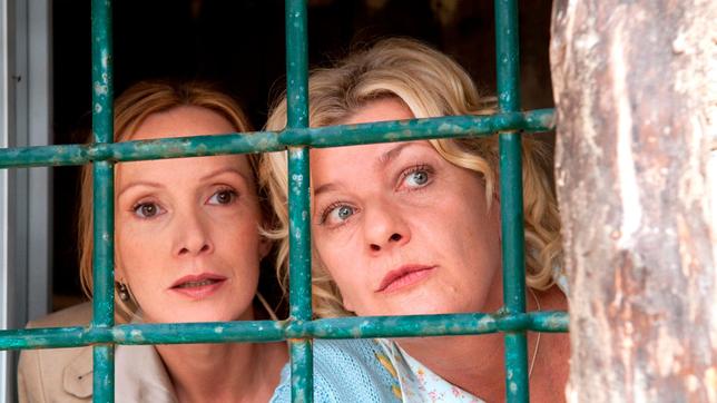 Lisbeth (Saskia Vester, rechts) und Carla (Katja Flint) wollen die Hochzeit ihrer Kinder verhindern.