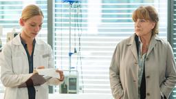 Lisbeth (Hannelore Hoger, re.) will sich von der Ärztin (Sandra Borgmann) nicht sagen lassen, dass sie nicht mehr alleine wohnen kann.