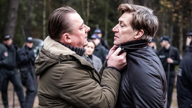 Bild: ARD Degeto/Boris Laewen LKA-Ermittler Wallat (Peter Kurth) geht dem Kindermörder Hagenow (Tobias Moretti,re.) an den Kragen.