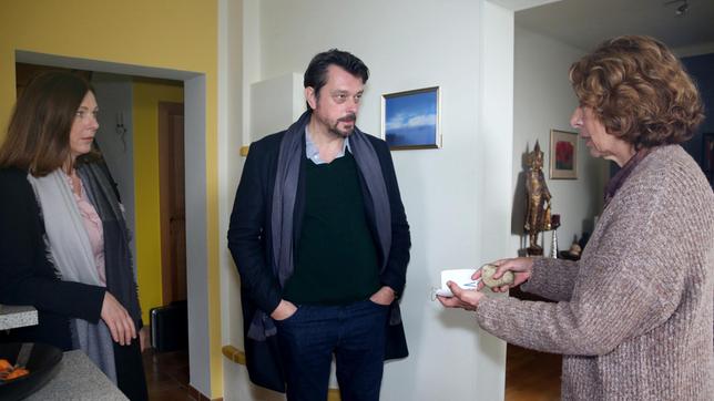 Bild: ARD Degeto/ORF/Allegro Film/Stefan Haring LKA-Kommissar Sascha Bergmann (Hary Prinz) mit Profilerin Nicole Sturm (Bettina Mittendorfer, li.) und dem Medium Vera (Adele Neuhauser).