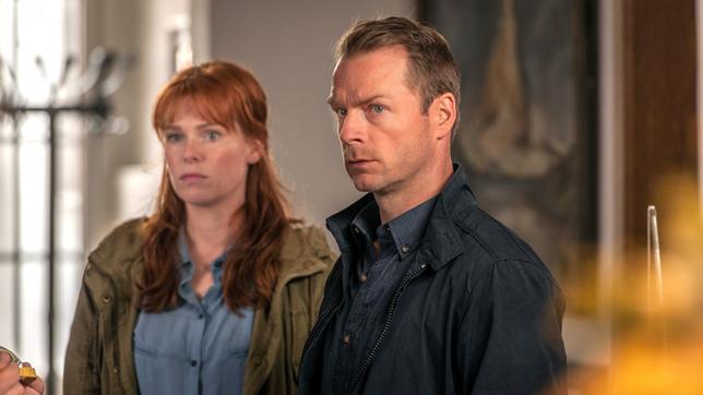 Bild: NDR/Degeto/GORDON Photography Lona Vogt (Henny Reents) und Hauke Jacobs (Hinnerk Schönemann) am Tatort.