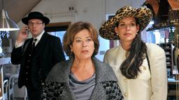 Lothar Dobisch (Stephan Grossmann), Leonore Dobisch (Rita Russek) und Greta Dobisch (Elena Uhlig, rechts) haben sich in Schale geworfen.