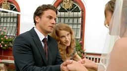 Lotta (Chiara Schoras) hilft Sebastian (Stephan Luca) dabei, seiner Ex-Freundin Silke (Tatiana Katrantzi, re.) bei deren Hochzeit gegenüberzutreten.