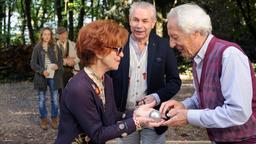 Lotti (Cornelia Froboess) amüsiert sich beim Boule spielen mit anderen Gästen, während ihr Eva (Julia Nachtmann)  Heinz (Willem Menne) überrascht zuschauen.