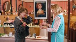 Lotti (Cornelia Froboess, re.) versucht der Friseurin (Marie-Theresa Lohr) in Meran zu erklären, dass sie eine Frisur möchte wie Filmdiva Sophia Loren.