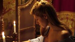 Lou Salome (Katheryn Winnick) schreibt einen Brief an Josef Breuer.