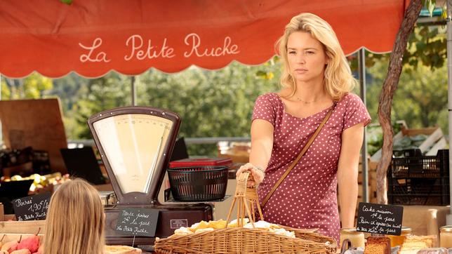 Louise (Virginie Efira) verkauft die Produkte ihrer Obstfarm auf dem Markt im Dorf.