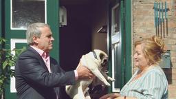 Ludwig (Walter Kreye) gibt seiner Exfrau Antonia (Marianne Sägebrecht) seinen störrischen Mops in Pflege.
