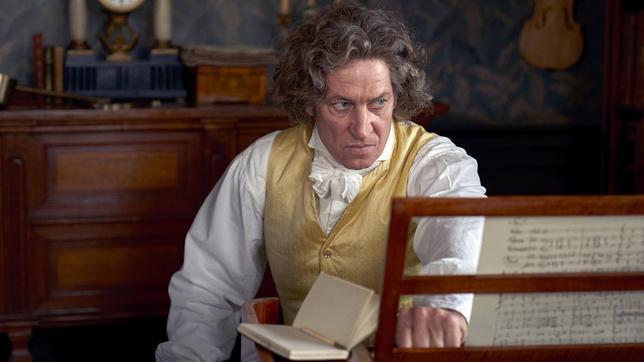 Bild: ARD Degeto/WDR/ORF/EIKON Media/Zuzana Panská Ludwig van Beethoven (Tobias Moretti) ist mit 57 Jahren fast taub.