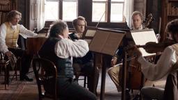 Ludwig van Beethoven (Tobias Moretti, li.) kann seine Musiker nicht mehr bezahlen.