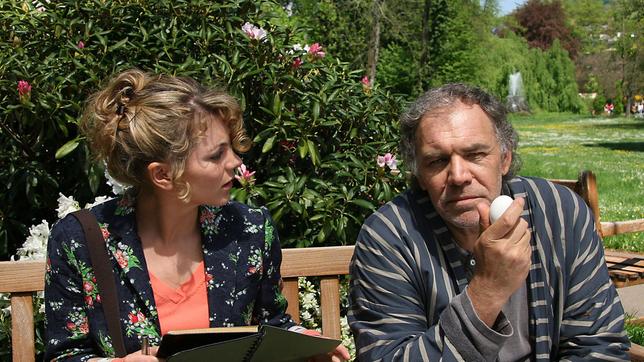 Luisa (Luise Bähr) bekommt endlich ihr Interview mit dem Schriftsteller Arthur Chalimar (Christian Kohlund).