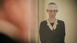 Luise (Lana Cooper) ist Martha Liebermanns loyale Haushälterin.