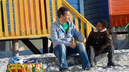 Lukas (Timothy Peach) bespricht mit einem seiner Schützlinge, wie sie ihren Trainingsplatz retten können.