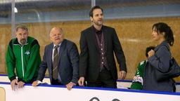 „Mäzen“ Rudi Stiegler (Gottfried Breitfuss) mit seinen Eishockey-Spezies Walter Aflenzer (Heikko Deutschmann, li.), Gerhards Pircheger (Dominik Warta) und Karin Weber (Simone Fuith).