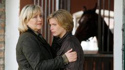 Magda (Doris Kunstmann, li.) versucht, Katherina (Valerie Niehaus) über den drohenden, sinnlosen Verlust ihrer sämtlichen Pferde hinwegzutrösten.