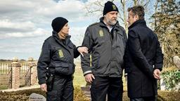 Magnus Vinter (Nicki von Tempelhoff, Mitte) ist nicht gut auf Kort Holm (Roman Knižka, re.) zu sprechen, Ida Sörensen (Marlene Morreis, li.) hält ihren Kollegen zurück.