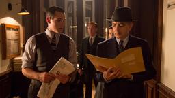 Maigret (Rowan Atkinson, re.) hat von Inspektor LaPointe (Leo Staar, li.) einen Hinweis bekommen, der entscheidend zur Lösung des Falls beitragen könnte.