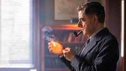 Maigret (Rowan Atkinson) und sein Markenzeichen: Die Pfeife.