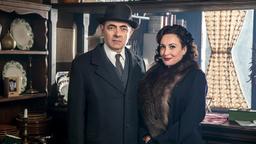 Maigret (Rowan Atkinson) und seine Gattin (Lucy Cohu) übernehmen zur Tarnung die Leitung eines kleinen Bistros.