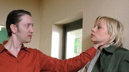 Maik Traber (Mario Irrek) ist nicht begeistert davon, dass die couragierte Kinderanwältin Judith Kemp (Jennifer Nitsch) den Rabenvater an seine erzieherischen Pflichten erinnert.