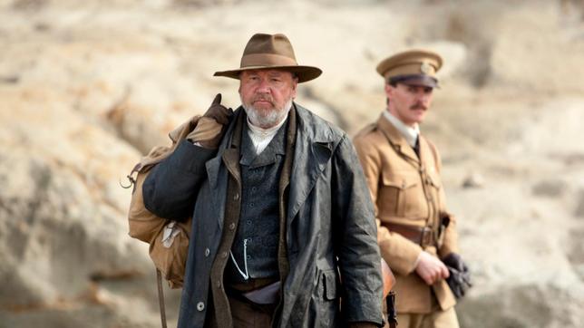 Major Bryce (Andy Anderson, re.) erteilt dem Buren Arjan van Diemen (Ray Winstone) einen Sonderauftrag.