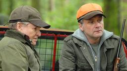 Malte Hendriksson (Bernhard Schir, rechts) gibt Wendelin (Fritz Wepper) einige Tipps für die Jagd.