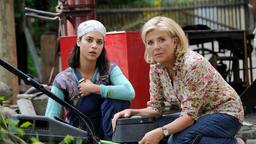 Malu (Nadia Hilker, li.) und ihre Tante Johanna (Jutta Speidel) bekommen bei der Gartenarbeit unerwarteten Besuch.