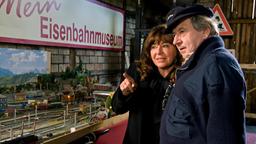ENDSTATION GLÜCK: Helene (Gundi Ellert) versucht mit Arthur (André Jung) auszukommen.
