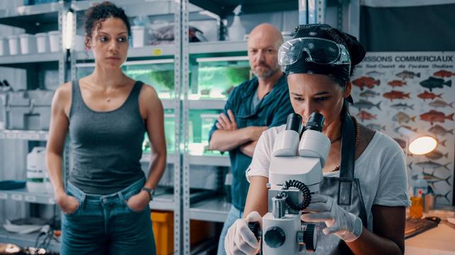 Manu Hauser (Haley Louise Jones) und Morten Solheim (Erik Madsen) warten auf die Laborergebnisse von Yuna Bartosch (Luka Omoto).