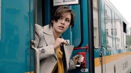 Manu (Johanna Ingelfinger) spielt ihren Eltern etwas vor und steigt heimlich wieder aus dem Zug nach München aus.