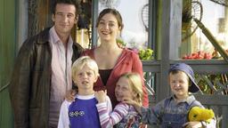 Marc (Heio von Stetten) heiratet eine Familie: Carmen (Julia Richter) und ihre drei Kids Alex, Nina und Lukas (Leo Natalis, Anna Ehrl und Paul Metzger).