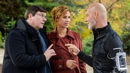 Marc (Simon Licht) ist erstaunt, als er seinen Kollegen und ewigen Verlierer Armin (Francis Fulton-Smith, li.) mit der attraktiven Tina (Carin C. Tietze) trifft.