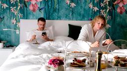 Maren (Rosalie Thomass) und Dennis (Friedrich Mücke) verstecken sich in einem Hotel. Und wo sie gerade so viel Geld in ihrem Besitz haben, lassen sie es sich richtig gutgehen.