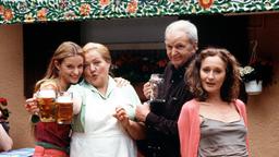 Marga (Marianne Sägebrecht, 2.v. links) feiert zusammen mit Olga (Ina Paule Klink, links), Nele (Eleonore Weisgeber) und Dr. Gössel (Michael Gwisdek) die Wiedereröffnung des Gasthofes.