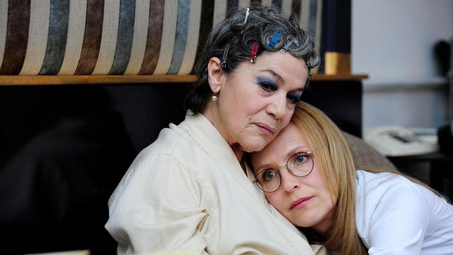 Bild: WDR/Jürgen Olczyk Marga (Hannelore Elsner) und Sofia (Juliane Köhler) in der Berliner Wohnung.