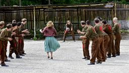 Margaret (Freya Mavor) schießt einen Elfmeter auf das Tor von Trautmann (David Kross, Mitte).
