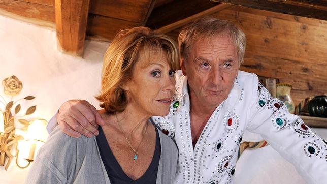 Bild: ARD Degeto/Barbara Bauriedl Maria (Gaby Dohm) beherbergt den alternden Elvis-Imitator Steffen (Günther Maria Halmer), der sich bei einem Auftritt einen Hexenschuss zugezogen hat.