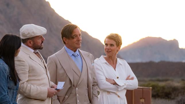 Bild: ARD Degeto/UFA Fiction/Pablo Melian Maria (Isabella Parkinson), Carlos (Samuel Finzi), Allmen (Heino Ferch) und Jojo (Andrea Osvárt) schmieden Pläne.