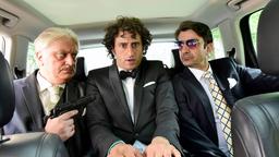 Silvio (Tommaso Ragno, li.) und Salvatore (Michele Cuciuffo) „geleiten“ Rocco (Serkan Kaya, Mitte) zur Hochzeit.