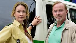 Der Polizeidienst ist bei den Moosandls eine Familienangelegenheit: Maria (Lisa Maria Potthoff) und ihr Vater Jürgen (Alexander Held).