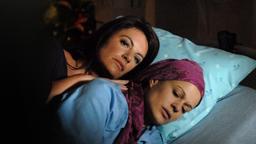 Maria (Christine Neubauer, li.) steht ihrer schwer kranken Halbschwester Clara (Suzan Anbeh) bei, die eine Chemotherapie durchmacht.