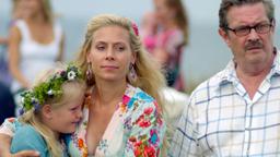 Maria (Eva Röse) und ihre kleine Tochter Linda (Matilda Wännström) nehmen an der Feier zur Sommersonnenwende teil, wo sie auch Marias Chef Thomas Hartman (Allan Svensson) treffen.