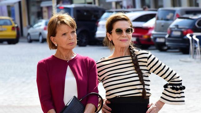 Bild: ARD Degeto/Jürgen Olzcyk Maria (Uschi Glas) und Kiki (Hanelore Elsner) freuen sich auf die Eröffnung des Tancafés.