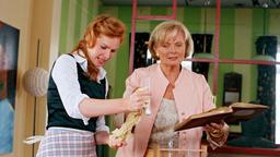 Maria (Ruth Maria Kubitschek, re.) versucht zusammen mit ihrer Haushälterin Veronika (Henny Reents) die spezielle Mischung des Backpulvers ihrer seligen Mutter herauszufinden.