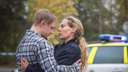 Maria Wern (Eva Röse) ist erleichtert darüber, dass ihr Sohn Emil (Oscar Pettersson) die Geiselnahme überstanden hat.