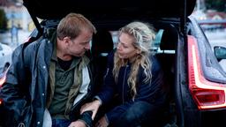 Maria Wern (Eva Röse) lockt ihren Partner Sebastian (Erik Johansson) zu einem klärenden Gespräch ins Auto.
