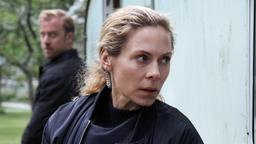 Maria Wern (Eva Röse) und ihr Kollege Sebastian (Erik Johansson) stürmen das Haus eines mutmaßlichen Amokläufers.