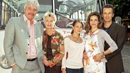 Marianne Toeplitz (Nicole Heesters) mit Nellie (Vanessa Berthold), Giuseppe (Juraj Kukura), Susanne (Rebecca Immanuel) und Ex-Mann Jan (Timothy Peach).